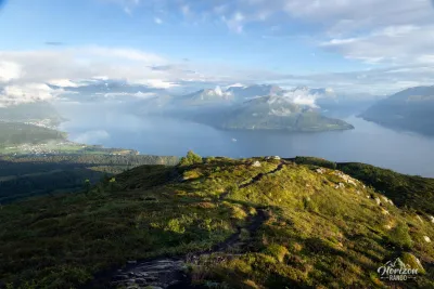 Le fjord Voldsfjorden depuis le sommet de Helgehornet Le fjord Voldsfjorden depuis le sommet de Helgehornet