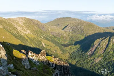 Les montagnes environnantes et le lac de Morkevatnet Les montagnes environnantes et le lac de Morkevatnet