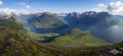Panorama du Hjørundfjord depuis le sommet de Saksa Panorama du Hjørundfjord depuis le sommet de Saksa