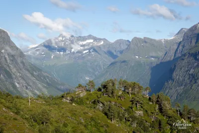 Découverte des montagnes environnantes à la sortie de la forêt Découverte des montagnes environnantes à la sortie de la forêt