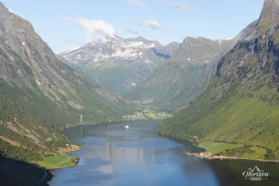 Le village de Øye et le Norangsfjord Le village de Øye et le Norangsfjord