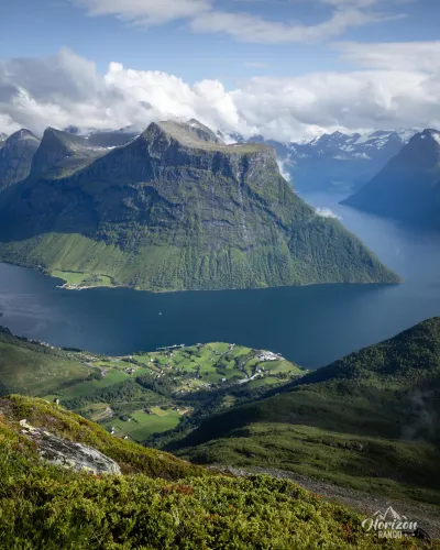 Le village de Urke et le Norangsfjord Le village de Urke et le Norangsfjorden