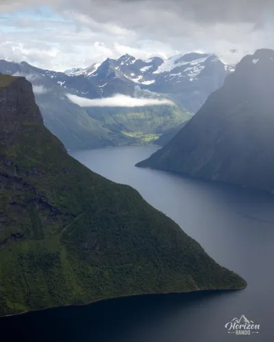 Hjørundfjord et le hameau de Leira en arrière plan Hjørundfjord et le hameau de Leira en arrière plan