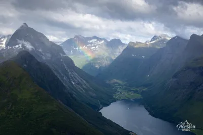 L'emblématique sommet de Slogen sur la gauche et le village de Øye au bout du Norangsfjord L'emblématique sommet de Slogen sur la gauche et le village de Øye au bout du Norangsfjord