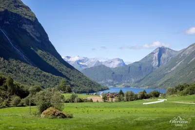 Vue depuis le parking au village de Øye Vue depuis le parking au village de Øye