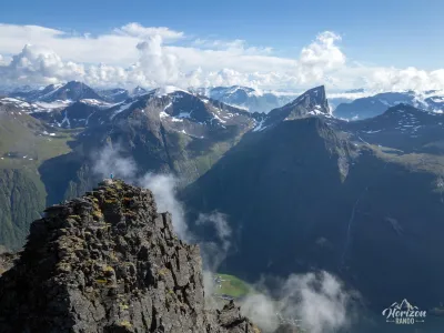 Slogen sur la gauche (vue drone) Slogen sur la gauche (vue drone)