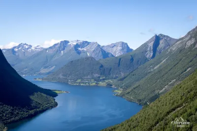 Norangsfjord et Saksa sur la droite Norangsfjord et Saksa sur la droite