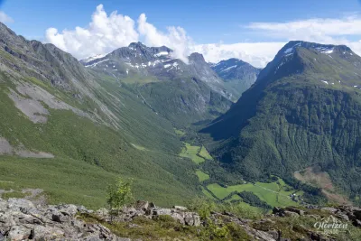 Vue sur l'étroite vallée Vue sur l'étroite vallée