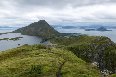 Le lac Alnesvatnet, Storhornet et Ålesund sur la droite Le lac Alnesvatnet, Storhornet et Ålesund sur la droite