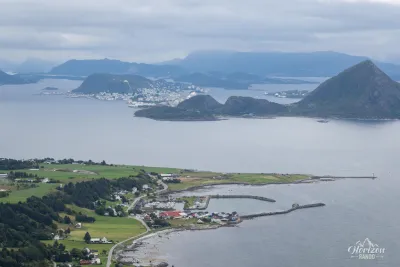 La ville d'Ålesund au loin La ville d'Ålesund au loin