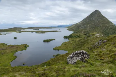 Le lac Alnesvatnet et le sommet de Storhornet sur la droite Le lac Alnesvatnet et le sommet de Storhornet sur la droite