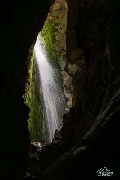 La chute d'eau de la première grotte La chute d'eau de la première grotte