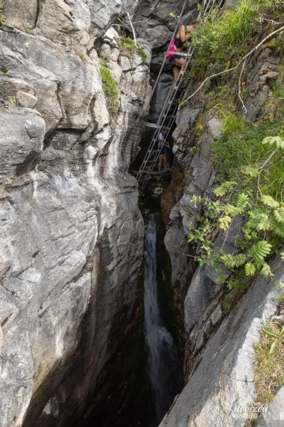 Accès à la deuxième grotte via une échelle fixe Accès à la deuxième grotte via une échelle fixe