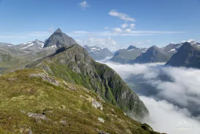 La crête de Urkeegga et le sommet pyramidal de Slogen sur la gauche La crête de Urkeegga et le sommet pyramidal de Slogen sur la gauche