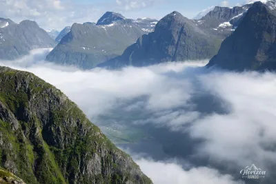 Petite ouverture dans la mer de nuages permettant d'apercevoir le fjord ! Petit ouverture dans la mer de nuages permettant d'apercevoir le fjord !