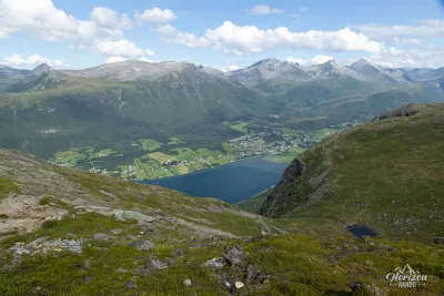 Romsdalsfjord et le village de Isfjorden