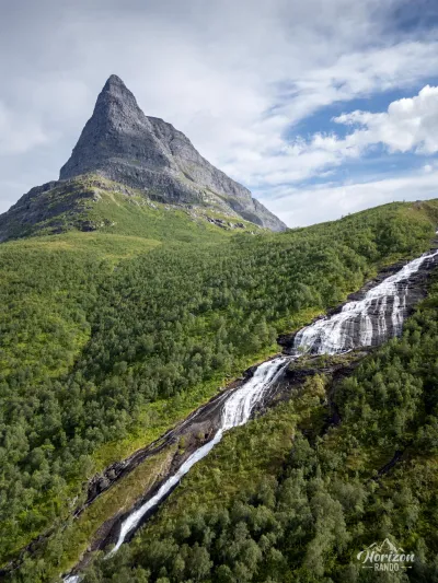 Innerdalstarnet (vue drone) Innerdalstarnet (vue drone)