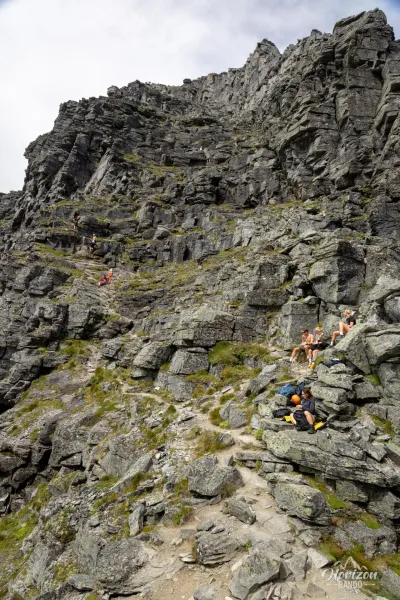 Sommet d'Innerdalstarnet depuis le col de Tårnskaret Sommet d'Innerdalstarnet depuis le col de Tårnskaret