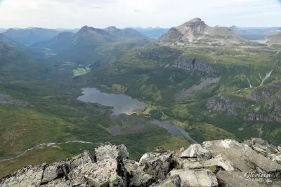 Vallée d'Innerdalen depuis le sommet d'Innerdalstarnet Vallée d'Innerdalen depuis le sommet d'Innerdalstarnet