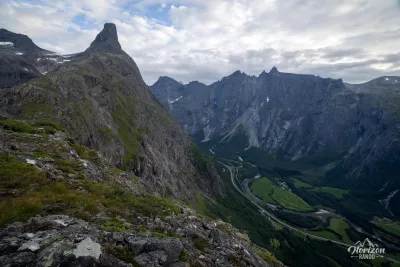 Romsdalshornet (1550 m) sur la gauche, le mur des Trolls au centre Romsdalshornet (1550 m) sur la gauche, le mur des Trolls au centre