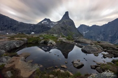 Reflets de Romsdalshornet Reflets de Romsdalshornet