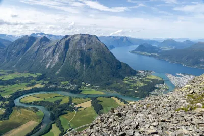Vue de Romsdalen depuis Akesvarden Vue de Romsdalen depuis Akesvarden