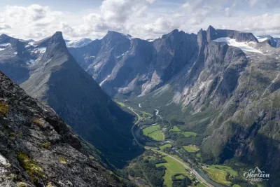 L'impressionnant mur des Trolls et le sommet de Romsdalshornet L'impressionnant mur des Trolls et le sommet de Romsdalshornet