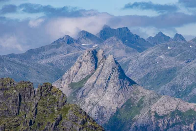 Sommets de Hellskartindan (570 m et 595 m) Sommets de Hellskartindan (570 m et 595 m)
