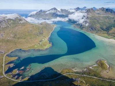 Baie de Flakstapollen depuis le sommet Baie de Flakstapollen depuis le sommet