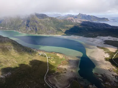 Baie de Flakstadpollen depuis le sommet Baie de Flakstadpollen depuis le sommet