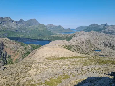 Vue au Nord depuis le sommet de Nesheia Vue au Nord depuis le sommet de Nesheia