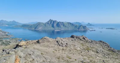 Skottinden (671 m) et l'ile de Vestvågøya à l'Est Skottinden (671 m) et l'ile de Vestvågøya à l'Est