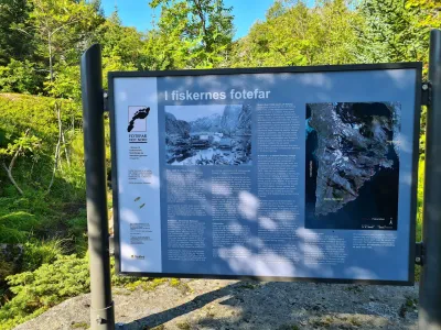 Panneau d'information et début du sentier vers l'Ouest Panneau d'information et début du sentier vers l'Ouest
