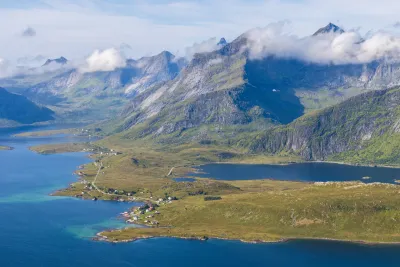 Selfjorden, le hameau de Krystad et Torsfjorden Selfjorden, le hameau de Krystad et Torsfjorden