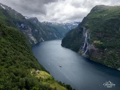 Ferme de Skageflå surplombant le Geirangerfjord Ferme de Skageflå surplombant le Geirangerfjord