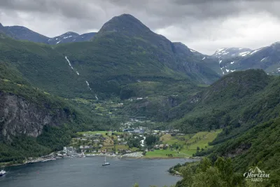 Geiranger depuis le parking à Homlong Geiranger depuis le parking à Homlong