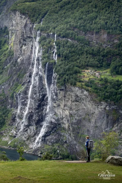 Cascade des Sept Soeurs depuis le ferme de Skageflå Cascade des Sept Soeurs