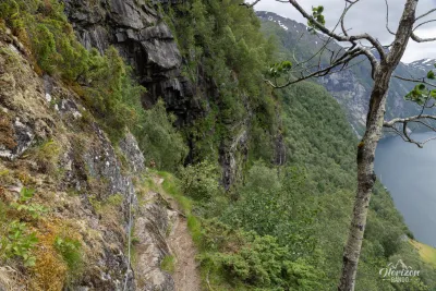 Passage délicat équipé d'une main courante Passage délicat équipé d'une main courante