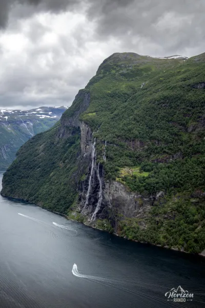 Geirangerfjord et cascade des Septs Soeurs depuis l'un des belvédères du sentier Geirangerfjord et cascade des Septs Soeurs depuis l'un des belvédères du sentier