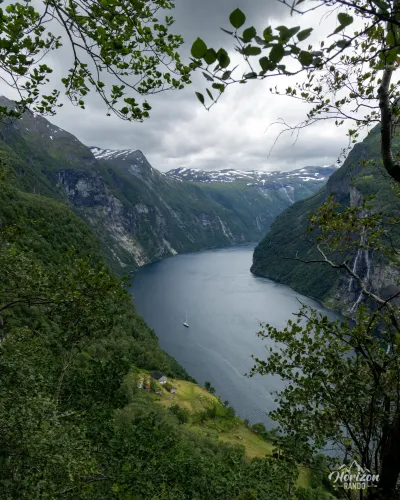 Ferme de Skageflå surplombant le Geirangerfjord Ferme de Skageflå surplombant le Geirangerfjord