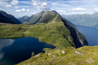 Lac de Nykkejevatnet depuis le sommet de Sætrenibba Lac de Nykkejevatnet depuis le sommet de Sætrenibba