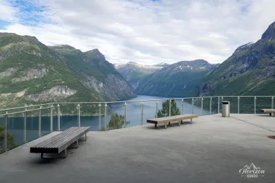 Point de vue sur Geirangerfjord depuis le parking Point de vue sur Geirangerfjord depuis le parking