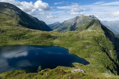 Lac de Nykkejevatnet et vallée de Stranda Lac de Nykkejevatnet et vallée de Stranda
