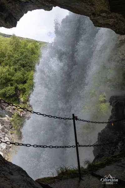Passage derrière la cascade