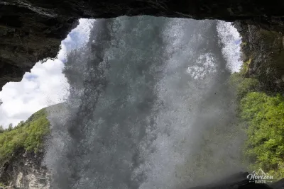 Passage derrière la cascade