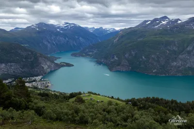 Norddalsfjord et village de Valldal (également appelé Sylte) Norddalsfjord et village de Valldal (également appelé Sylte)