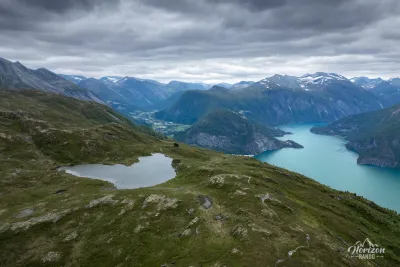 Lac de Vardevatnet et Norddalsfjord (vue drone) Lac de Vardevatnet et Norddalsfjord (vue drone)