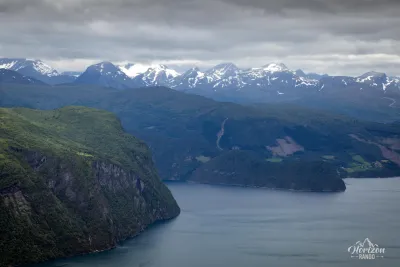 Norddalsfjord et les cimes des Alpes de Sunnmøre Norddalsfjord et les cimes des Alpes de Sunnmøre