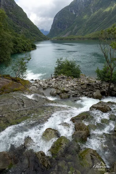 Cascade alimentant le lac Bondhusvatnet