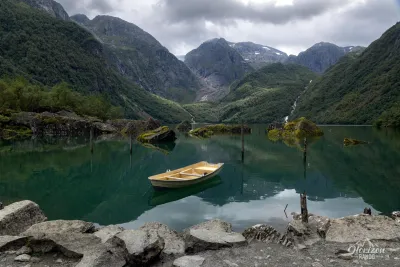 Lac Bondhusvatnet entouré d'imposantes montagnes